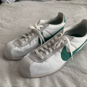 Mens Nike Cortez White/Pine Green sz 11.5